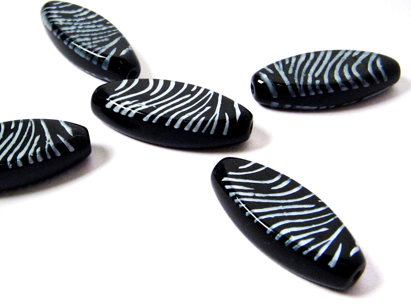 Glasperlen “Zebra“ in schwarz 11,5 x 31 mm - 5 Stück