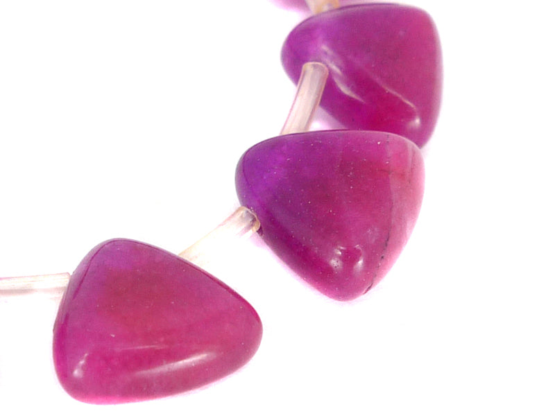 Jade Perlen “Dreiecke“ in fuchsia 12,5 mm - 5 Stück