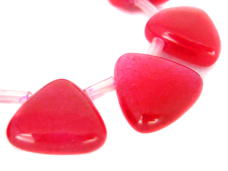 Jade Perlen “Dreiecke“ in rot 12,5 mm - 5 Stück