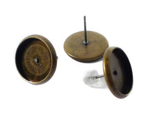 Lade das Bild in den Galerie-Viewer, Ohrstecker mit Fassung in bronzefarben für 12 mm Cabochons
