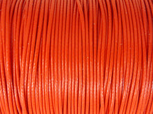 Lade das Bild in den Galerie-Viewer, Baumwoll Kordel Korean Wax Cord 1mm in rot
